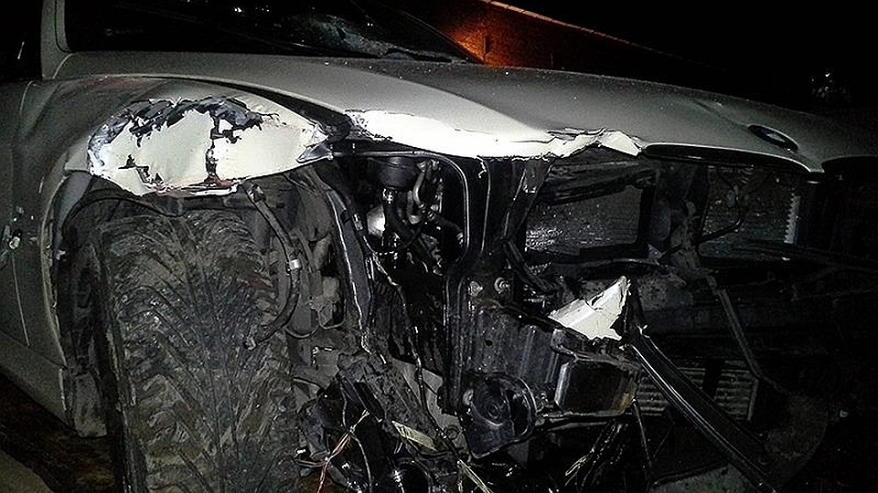 Pijany kierowca wjechał w rurę, która wbiła się w przednią szybę - o włos od jego głowy. Fot. Policja Choszczno