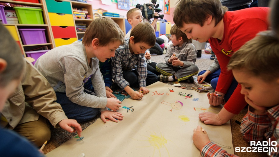 Szczecińscy uczniowie uczą się języka migowego. Fot. Konrad Nowak [Radio Szczecin]