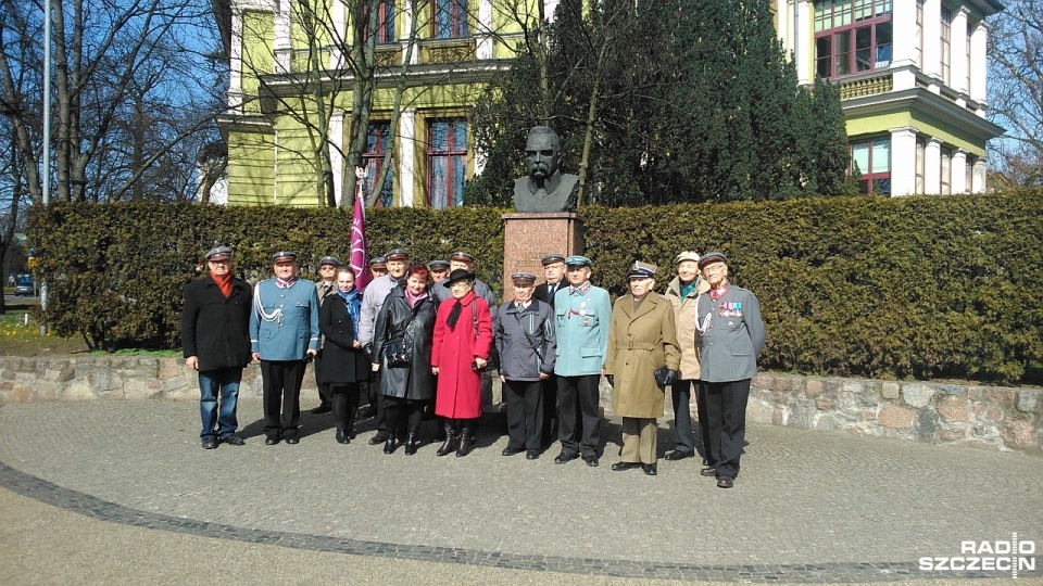 Członkowie Związku Piłsudczyków RP spotkali się w dniu Józefa pod pomnikiem Józefa Piłsudskiego przy Placu Szarych Szeregów. Fot. Dawid Siwek [Radio Szczecin]