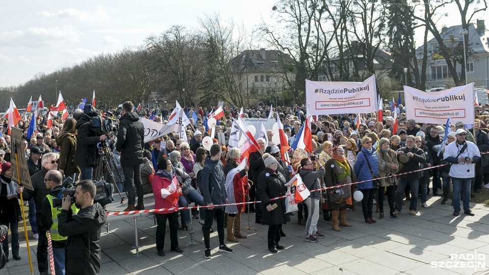 Protestujący na Jasnych Błoniach zwolennicy KOD-u. Fot. Jarosław Gaszyński [Radio Szczecin]
