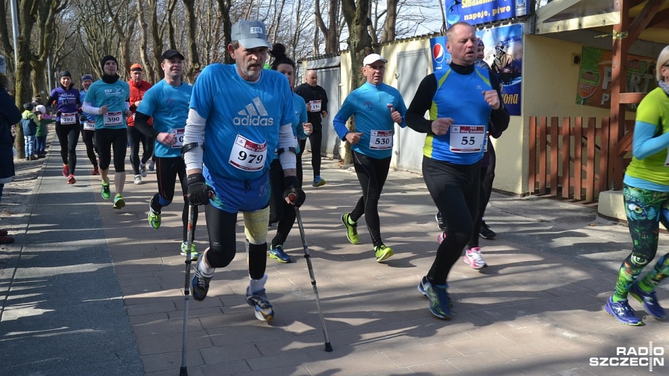 Blisko 1200 zawodników stanęło na starcie organizowanego w Kołobrzegu Międzynarodowego Biegu Zaślubin. Fot. Przemysław Polanin [Radio Szczecin]