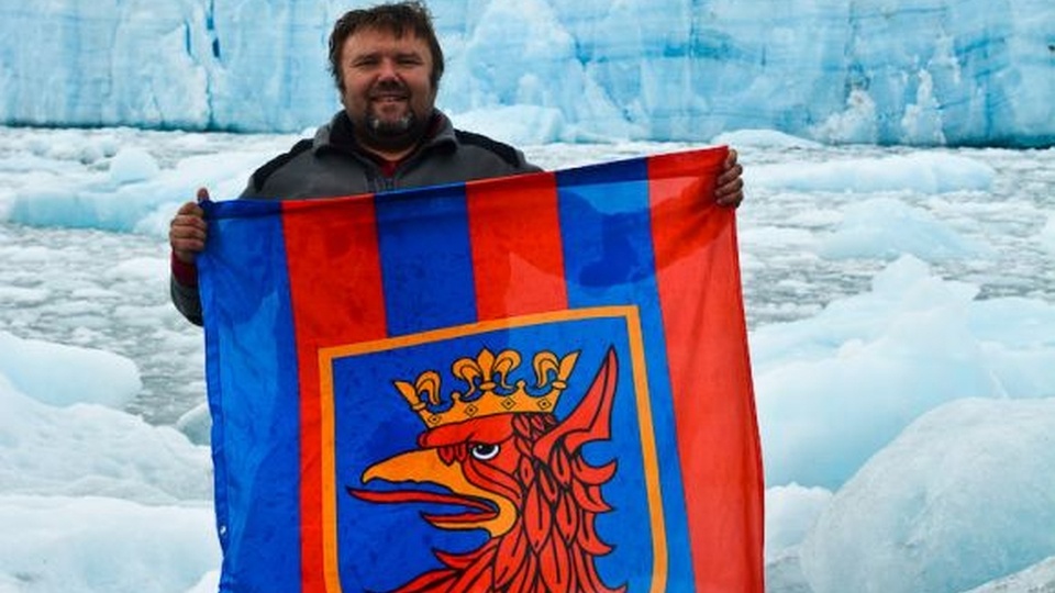 Załoga szczecińskiego jachtu "Wassyl" na tle lodowców argentyńskiej Patagonii. Fot. www.wassyl360.com