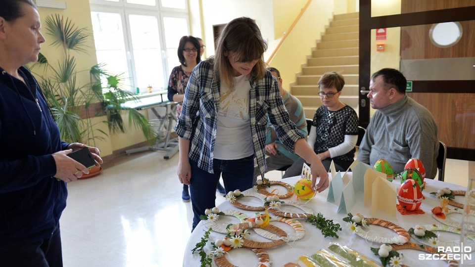Wielkanocna wystawa prac podopiecznych Stowarzyszenia Pomocy Dzieciom i Młodzieży Niepełnosprawnej Ruchowo "Tęcza". Fot. Łukasz Szełemej [Radio Szczecin]