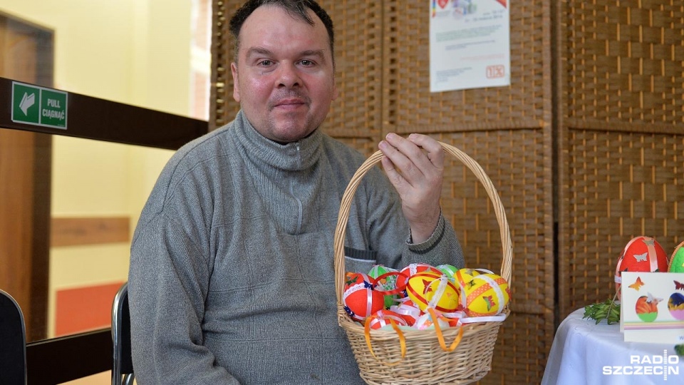 Wielkanocna wystawa prac podopiecznych Stowarzyszenia Pomocy Dzieciom i Młodzieży Niepełnosprawnej Ruchowo "Tęcza". Fot. Łukasz Szełemej [Radio Szczecin]