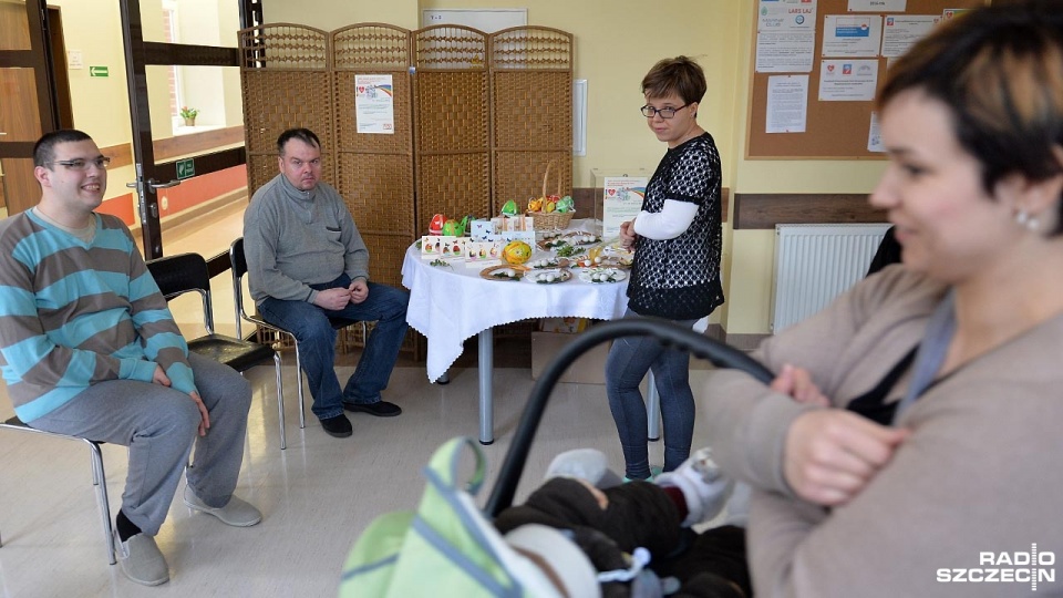 Wielkanocna wystawa prac podopiecznych Stowarzyszenia Pomocy Dzieciom i Młodzieży Niepełnosprawnej Ruchowo "Tęcza". Fot. Łukasz Szełemej [Radio Szczecin]