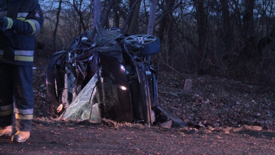 Wypadek na drodze wojewódzkiej nr 102 między Dziwnowem a Dziwnówkiem. Fot. Marian Klasik / ikamien.pl