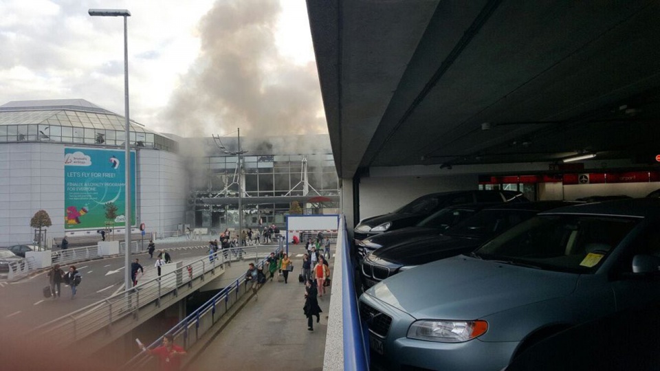Wybuch na lotnisku w Brukseli. Źródło: @HassanIstiila/Twitter