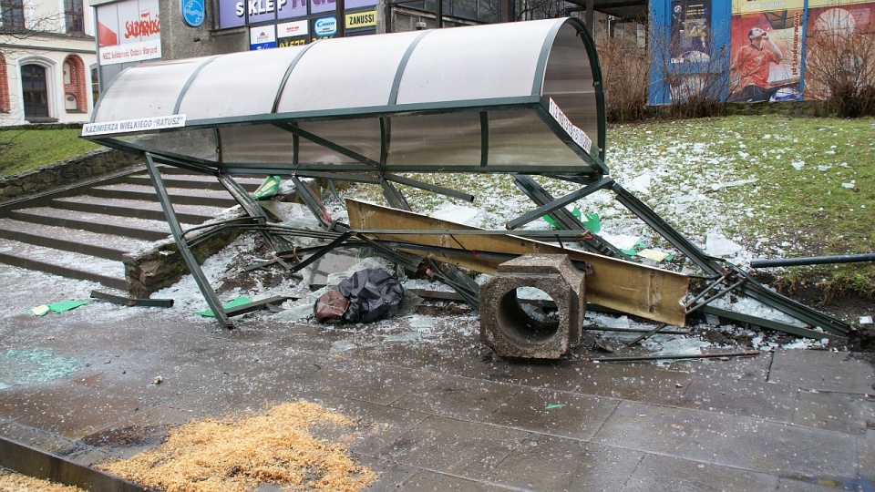 Samochód osobowy wjechał w przystanek autobusowy, do wypadku doszło około 11 przy ul. Kazimierza Wielkiego. Fot. Marta Kubacka wiadomosci.rii.pl