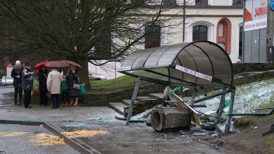 Samochód osobowy wjechał w przystanek autobusowy, do wypadku doszło około 11 przy ul. Kazimierza Wielkiego. Fot. Marta Kubacka wiadomosci.rii.pl