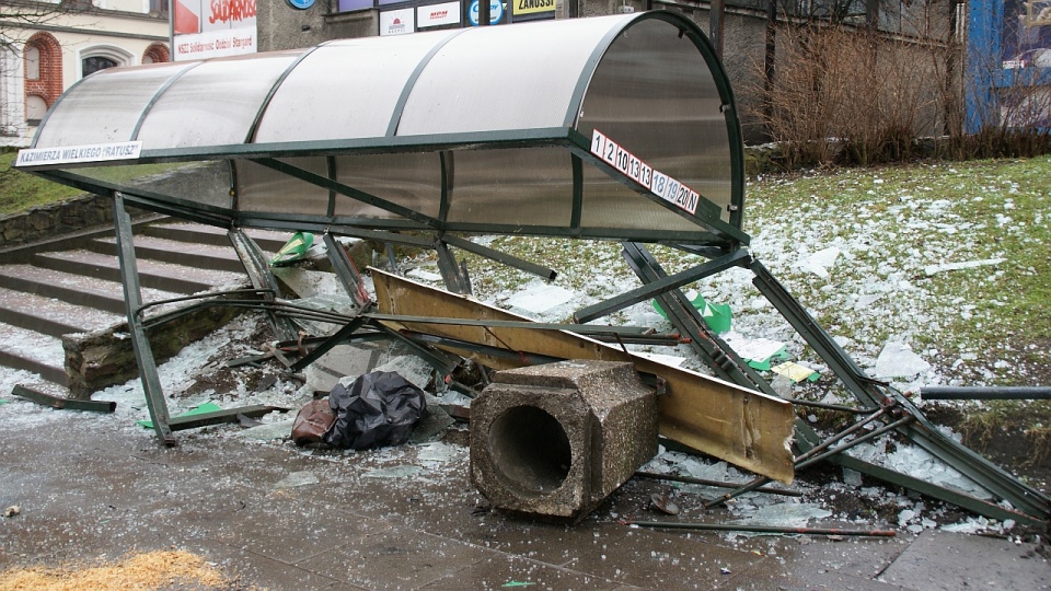 Samochód osobowy wjechał w przystanek autobusowy, do wypadku doszło około 11 przy ul. Kazimierza Wielkiego. Fot. Marta Kubacka wiadomosci.rii.pl
