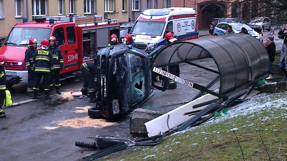 Samochód osobowy wjechał w przystanek autobusowy, do wypadku doszło około 11 przy ul. Kazimierza Wielkiego. Fot. Informator Stargardzki