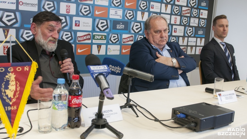 Od lewej: architekt Jacek Ferdzyn, prezes Pogoni Szczecin Jarosław Mroczek oraz prezes spółki Ekstraklasa Dariusz Marzec. Fot. Jarosław Gaszyński [Radio Szczecin]