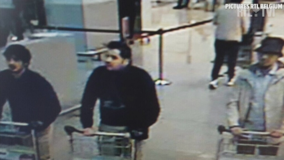 We wtorek wieczorem opublikowano zdjęcia trzech osób podejrzewanych o przeprowadzenie zamachu terrorystycznego na brukselskim lotnisku. Fot. BE RTL TVI/x-news