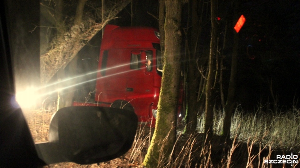 Policja sprawdza czy ciężarówka nie została skradziona. Fot. Adam Wójcik [Radio Szczecin]