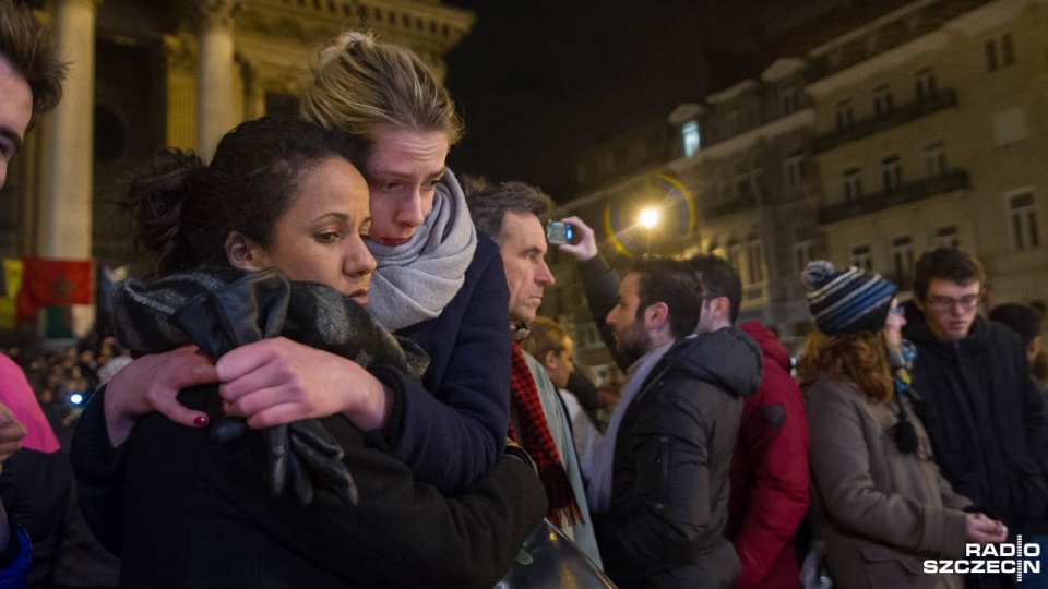 Kilka tysięcy osób zebrało się w środę wieczorem na brukselskim placu Giełdy, by oddać hołd ofiarom zamachów w stolicy Belgii. Fot. Konrad Nowak [Radio Szczecin]