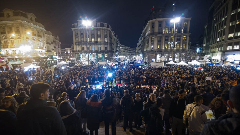 Kilka tysięcy osób zebrało się w środę wieczorem na brukselskim placu Giełdy, by oddać hołd ofiarom zamachów w stolicy Belgii. Fot. Konrad Nowak [Radio Szczecin]