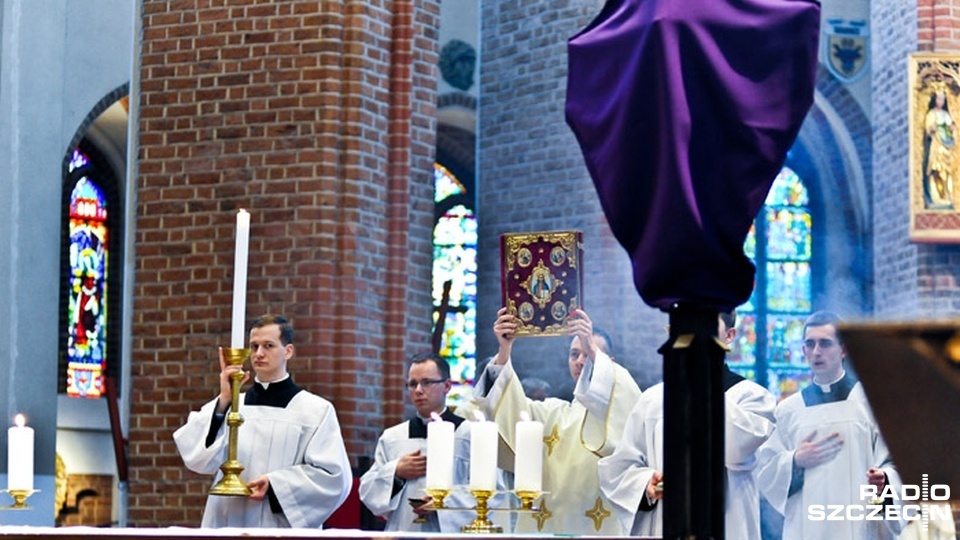 W Kościele Rzymskokatolickim Wielki Czwartek to pamiątka ustanowienia kapłaństwa i eucharystii, czyli komunii świętej. Fot. Łukasz Szełemej [Radio Szczecin/Archiwum]