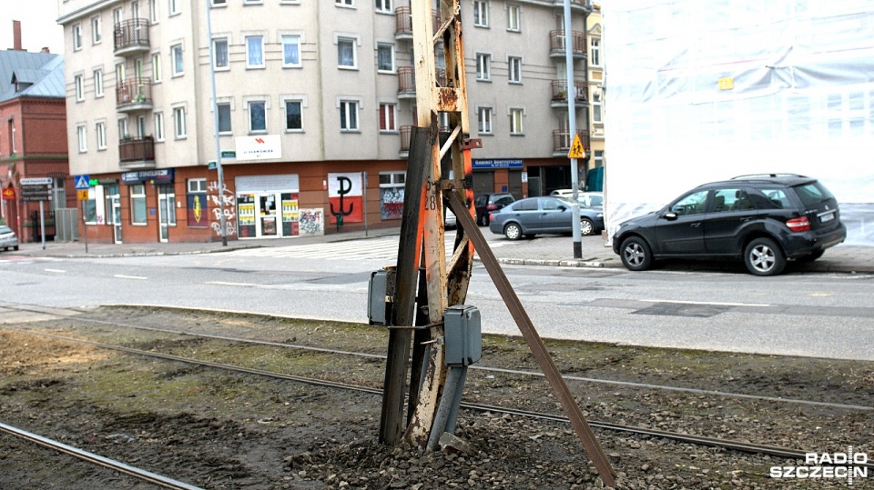 Zabezpieczony słup i tory na ul. Dubois. Fot. Jarosław Gaszyński [Radio Szczecin]
