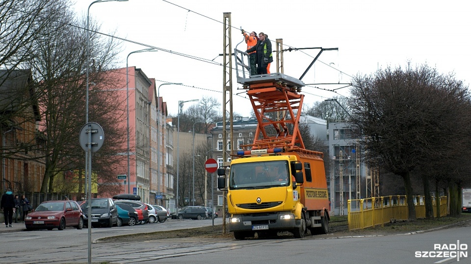 Zabezpieczony słup i tory na ul. Dubois. Fot. Jarosław Gaszyński [Radio Szczecin]