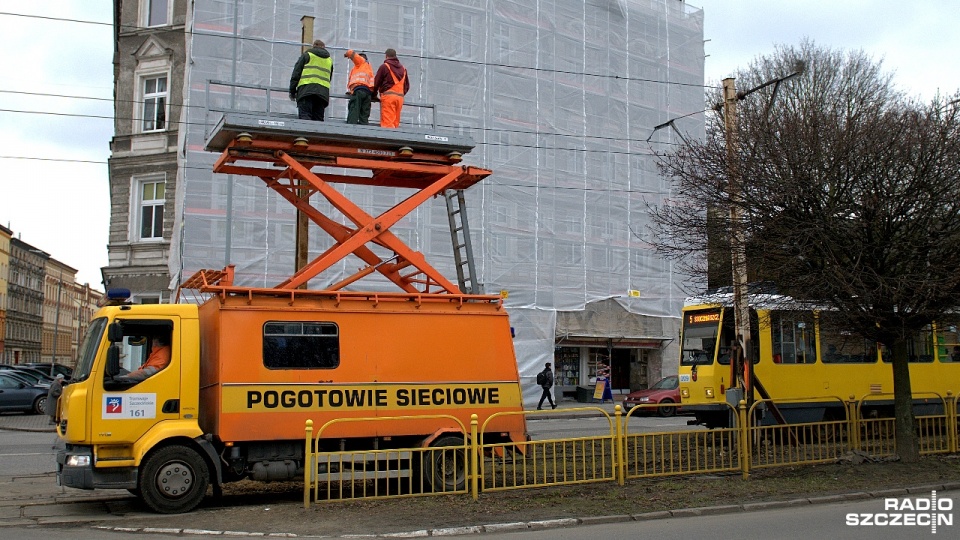 Zabezpieczony słup i tory na ul. Dubois. Fot. Jarosław Gaszyński [Radio Szczecin]