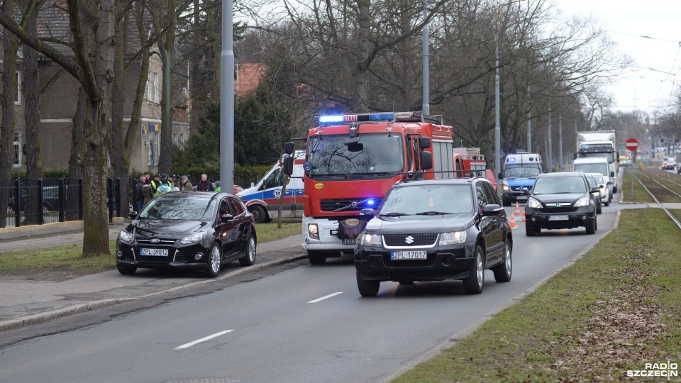 Utrudnienia w ruchu drogowym w okolicy skrzyżowania Wojska Polskiego z Traugutta. Fot. Piotr Sawiński [Radio Szczecin]