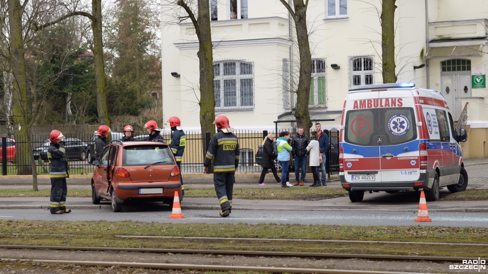 Utrudnienia w ruchu drogowym w okolicy skrzyżowania Wojska Polskiego z Traugutta. Fot. Piotr Sawiński [Radio Szczecin]