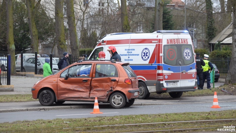 Utrudnienia w ruchu drogowym w okolicy skrzyżowania Wojska Polskiego z Traugutta. Fot. Piotr Sawiński [Radio Szczecin]