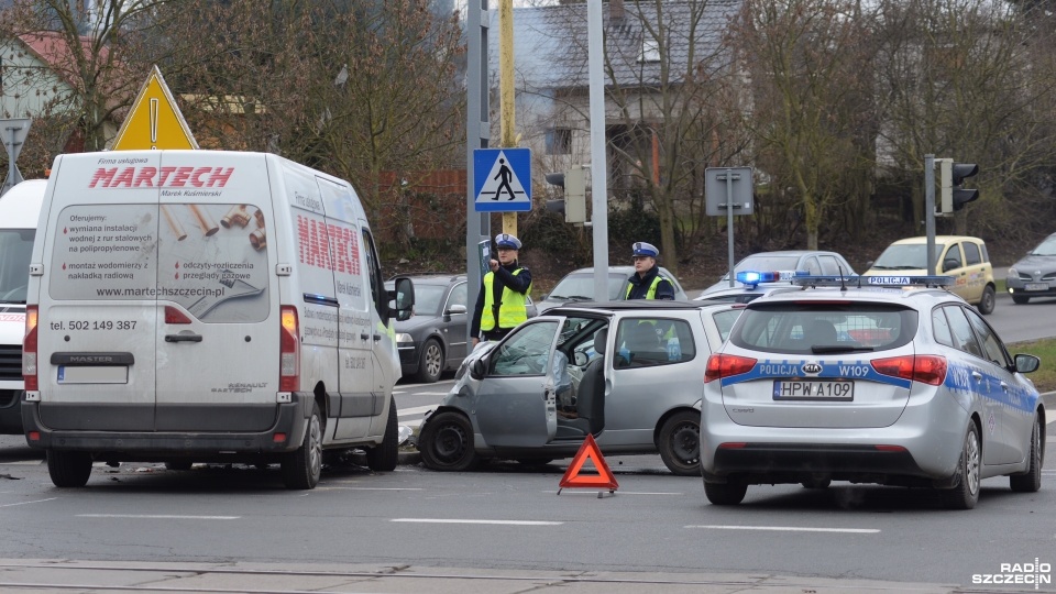 Wypadek na skrzyżowaniu Wojska Polskiego z Szafera. Fot. Piotr Sawiński [Radio Szczecin]