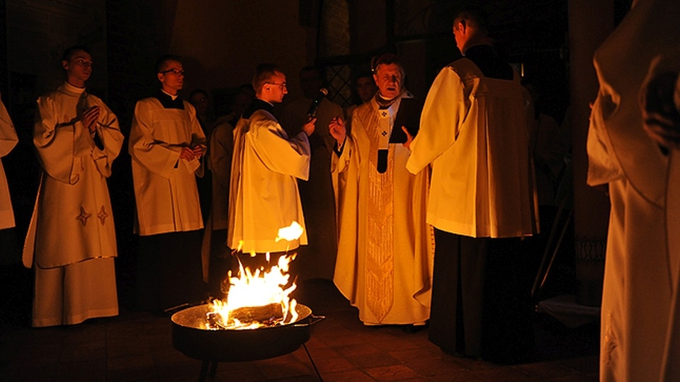 Na wstępie jest liturgia światła i poświęcenie ognia. Paschał wnoszony na początku nabożeństwa symbolizuje Jezusa Chrystusa. Fot. Łukasz Szełemej [Radio Szczecin/Archiwum]
