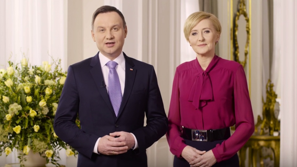Andrzej Duda wraz z małżonką zamieścili na stronie Kancelarii Prezydenta film, w którym życzą wszystkim rodakom między innymi wzajemnej życzliwości. Fot. www.youtube.com/Prezydent.pl