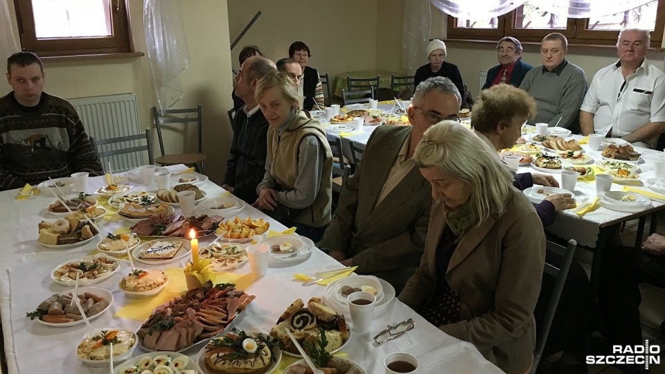 Na posiłek zaprosiła samotnych i bezdomnych parafia pod wezwaniem Matki Bożej Jasnogórskiej w Szczecinie. Fot. Kamil Nieradka [Radio Szczecin]