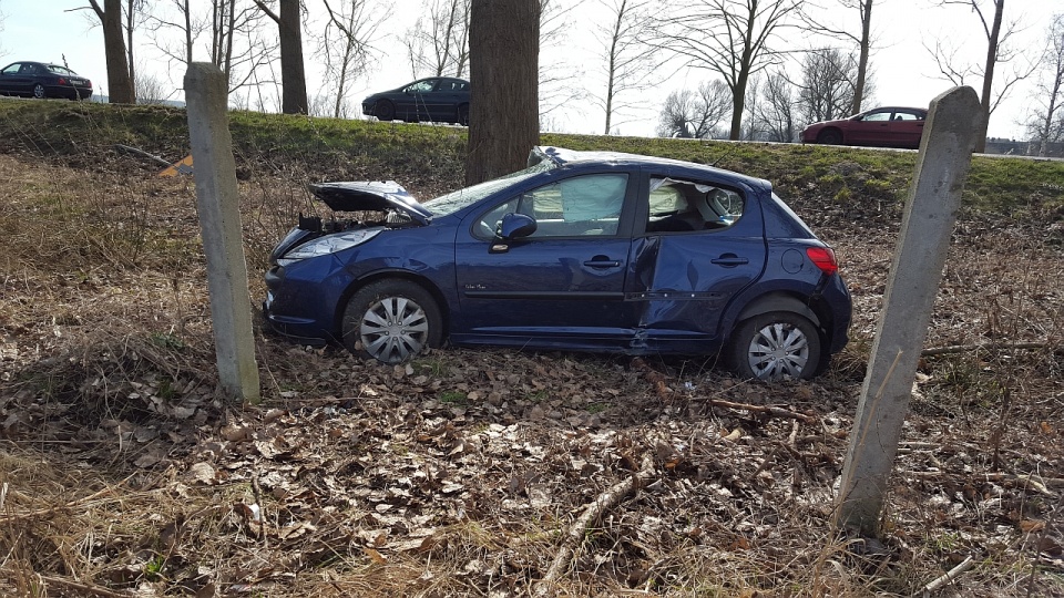 Auto rozbite w wypadku w okolicach Płocin. Fot. Andrzej Ryfczyński/iswinoujscie.pl