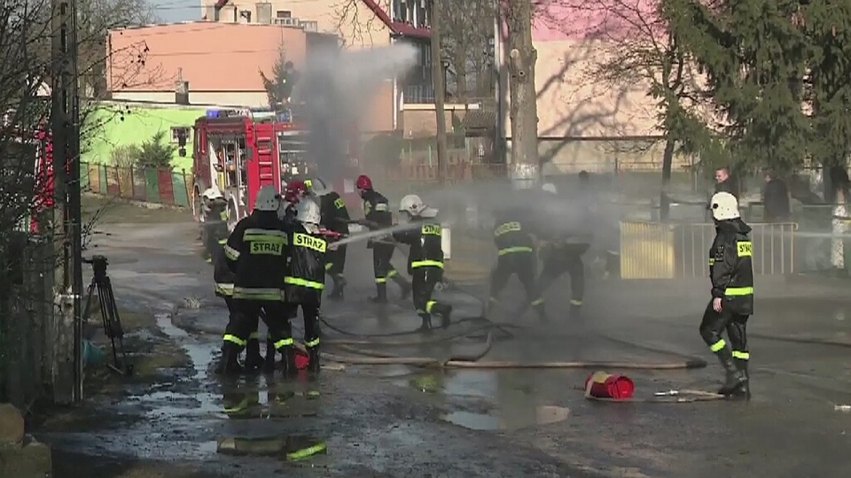 Bitwę na wodę stoczyli strażacy z Przelewic. W szranki stanęły panie z Kobiecej Drużyny Pożarniczej i ich koledzy strażacy. Fot. TVN24/x-news