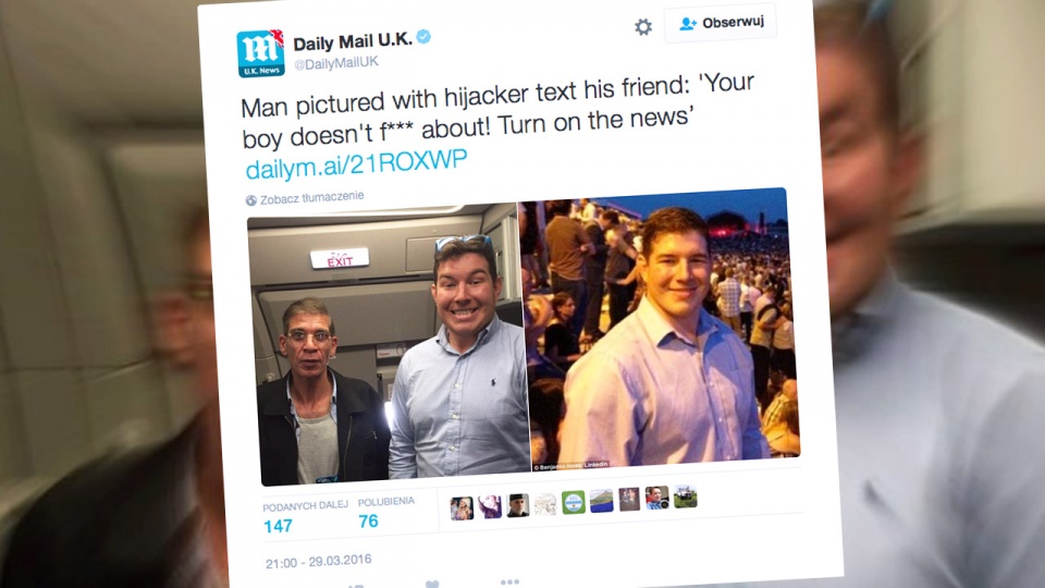 Egipcjanin z jednym z pasażerów Airbusa zrobił sobie selfie. Źródło: Twitter/@DailyMailUK