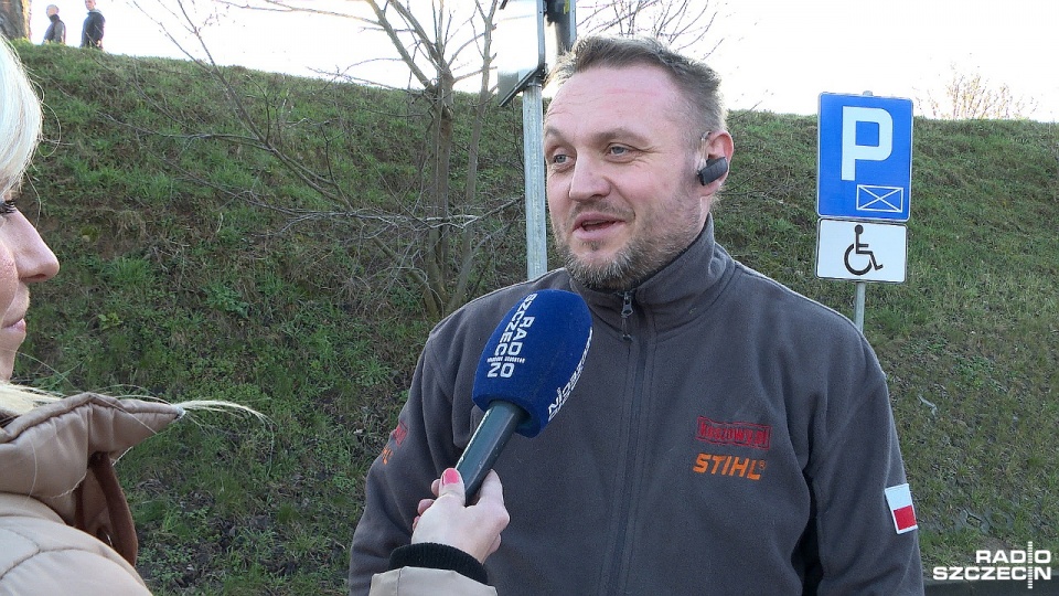 Nasi słuchacze Paweł i Darek uratowali przerażonego kota, który utknął na drzewie 15 metrów nad ziemią. Fot. Piotr Rakowski [Radio Szczecin]