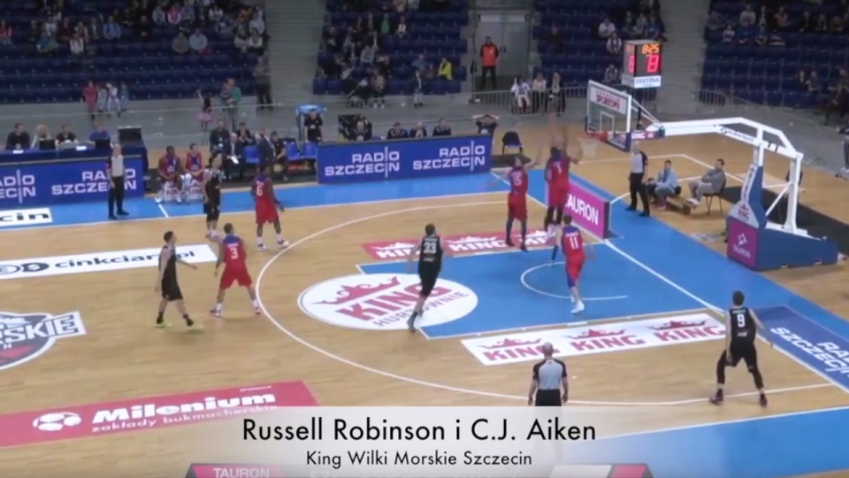 Blok CJ Aikena rozpoczął akcję z Russellem Robinsonem. Źródło: Tauron Basket Liga