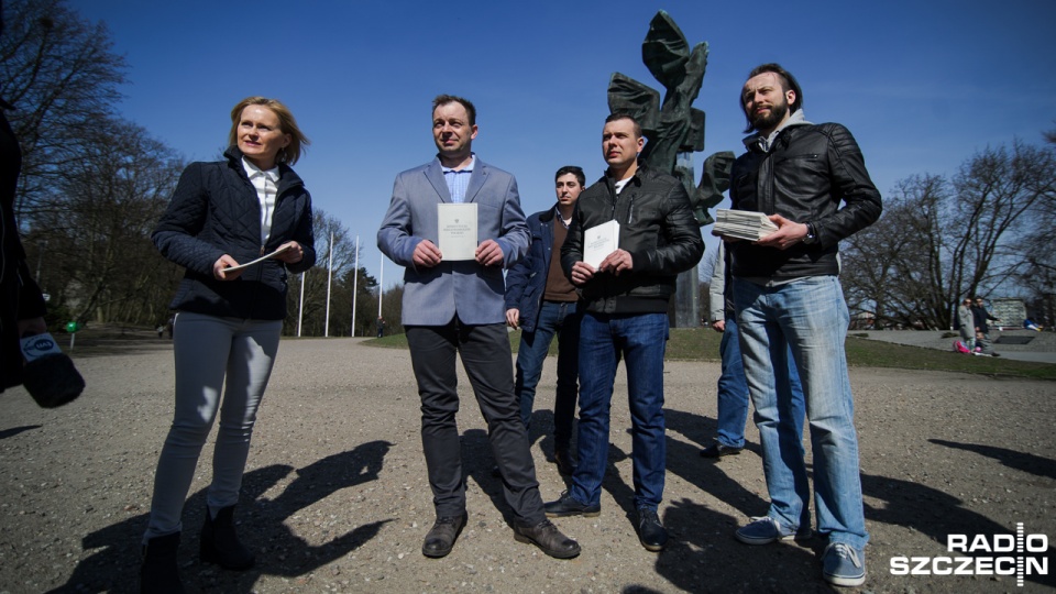 Nowoczesna rozdawała Konstytucję. Fot. Konrad Nowak [Radio Szczecin]