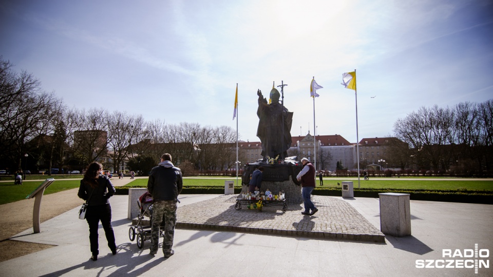 Od sobotniego poranka szczecinianie składają kwiaty i znicze pod pomnikiem papieża. Fot. Konrad Nowak [Radio Szczecin]