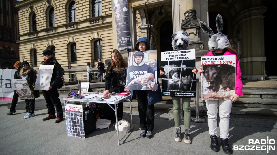 Protest obrońców zwierząt przy okazji Fashion Expo. Fot. Konrad Nowak [Radio Szczecin]
