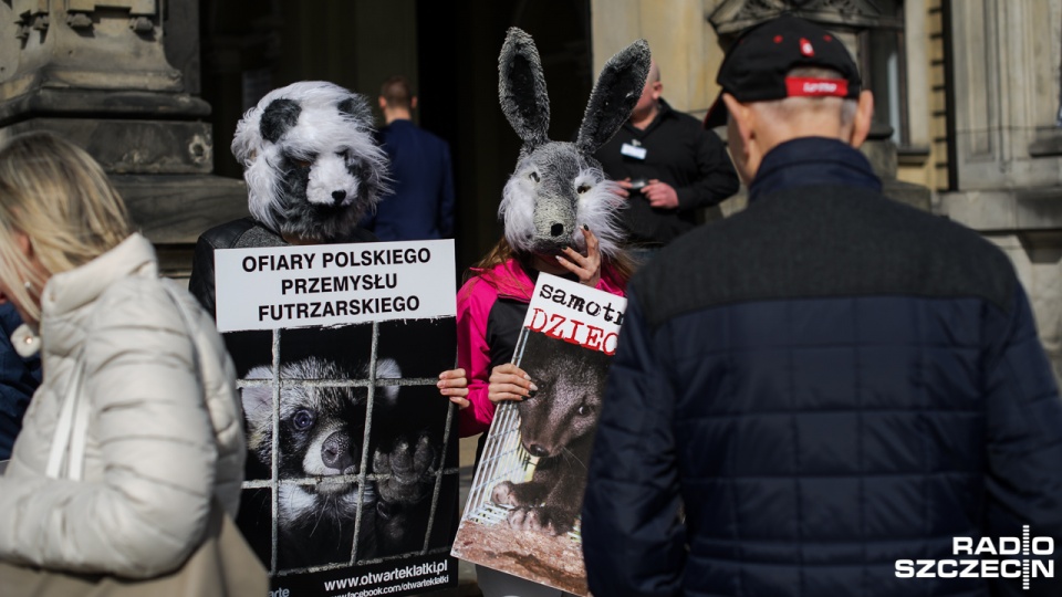 Protest obrońców zwierząt przy okazji Fashion Expo. Fot. Konrad Nowak [Radio Szczecin]