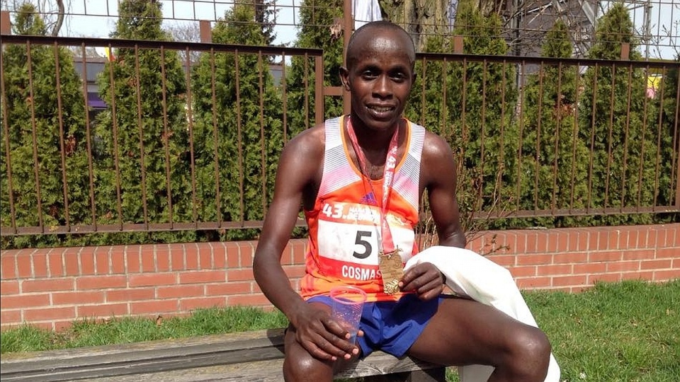 Cosmas Mutuku na mecie maratonu w Dębnie. Fot. Maraton Dębno Facebook