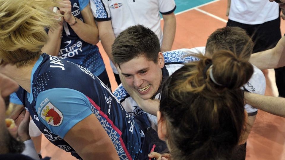 Jakub Głuszak i siatkarki Chemika Police po zakończonym finale. Fot. Chemik Police