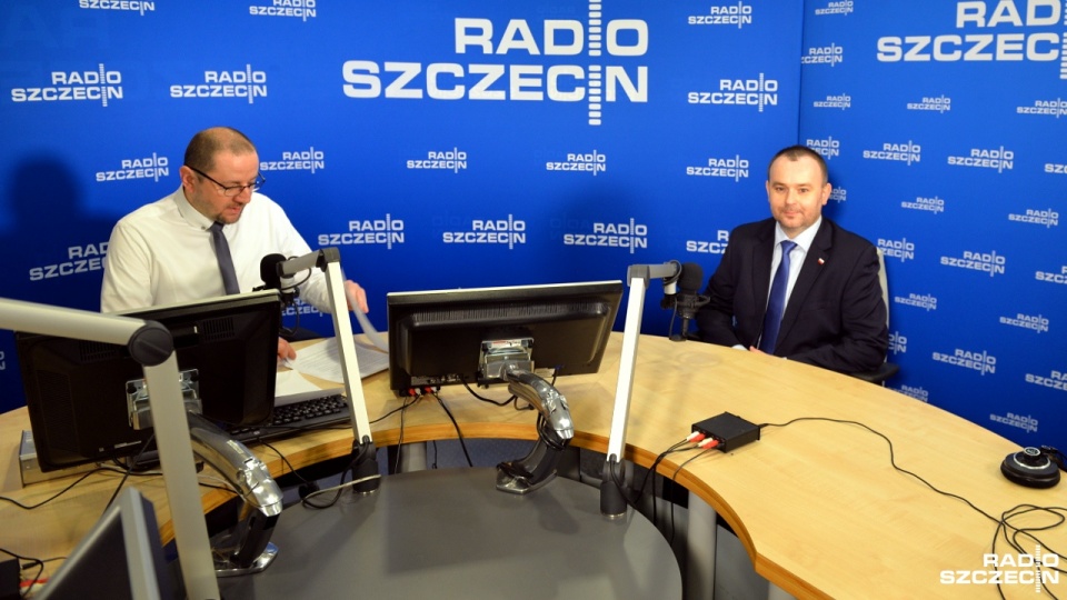 Paweł Mucha w studiu Radia Szczecin. Fot. Piotr Rakowski [Radio Szczecin]