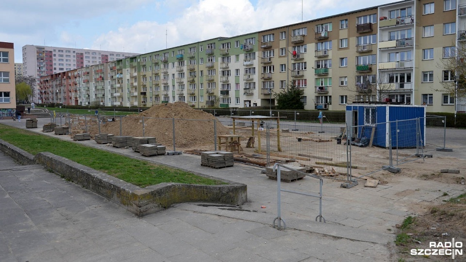 Budowa fontanny przy Zespole Szkół Ogólnokształcących w Stargardzie. Fot. Łukasz Szełemej [Radio Szczecin/Archiwum]