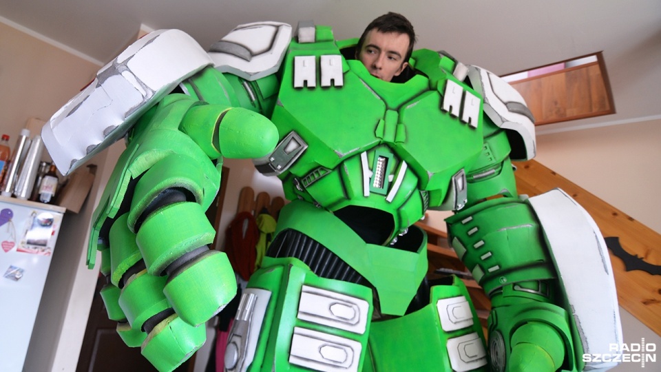 Tomasz Gierwiatowski w zbroi Floating Armor. Fot. Maciej Myszkowiak [Radio Szczecin]