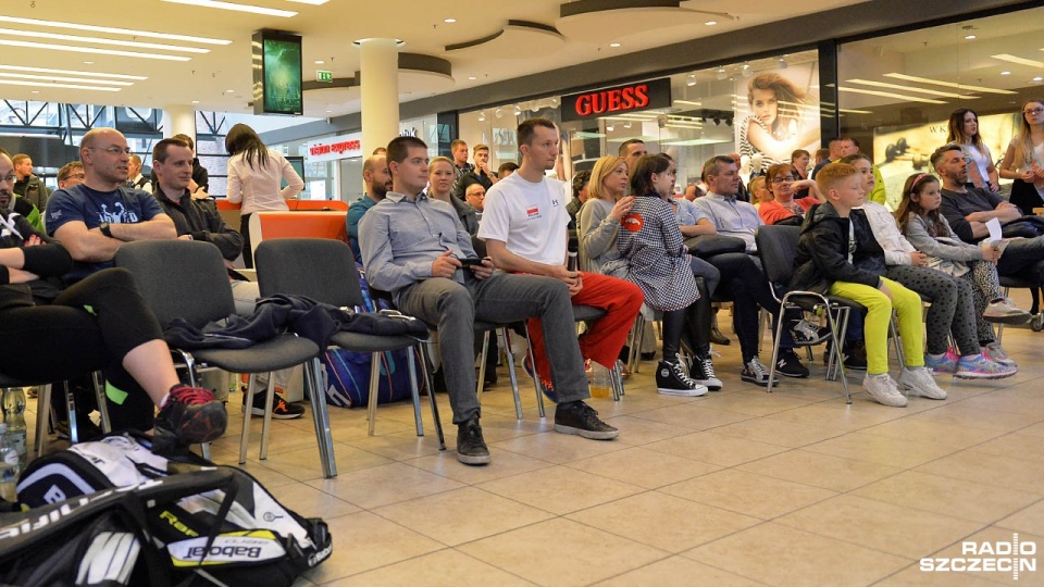 Reprezentanci Polski na szklanym korcie w szczecińskiej galerii. W kaskadzie trwa turniej Suash Zone Tour. Fot. Łukasz Szełemej [Radio Szczecin]