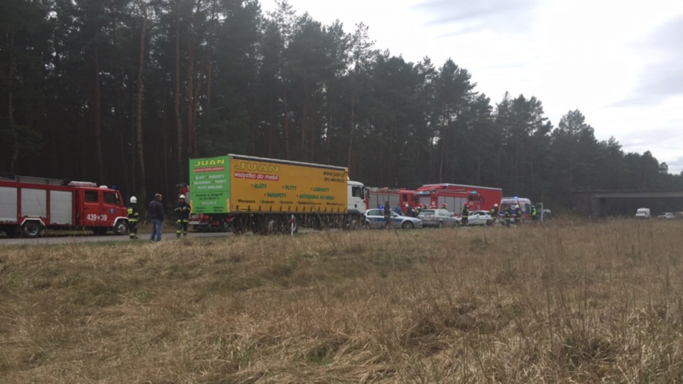 Dachowanie samochodu osobowego na drodze nr 142, czyli popularnej "chociwelce". Fot. Anna Giniewska