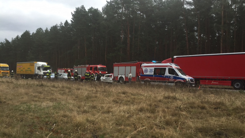 Dachowanie samochodu osobowego na drodze nr 142, czyli popularnej "chociwelce". Fot. Anna Giniewska