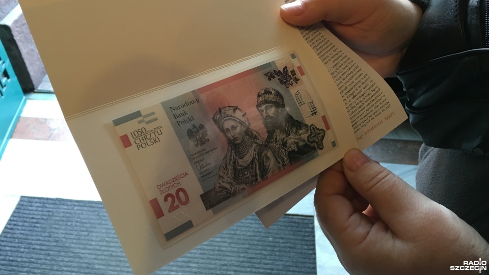 Długa kolejka przed szczecińskim oddziałem NBP po nowy, kolekcjonerski banknot. Fot. Natalia Skawińska [Radio Szczecin]