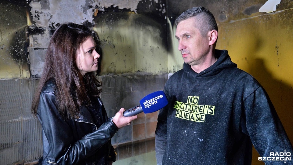 Koledzy proszą o pomoc w remoncie spalonego mieszkania weterana ze Szczecina Marka Dziubkowskiego. Pożar wybuchł tam w ostatnią sobotę. Fot. Łukasz Szełemej [Radio Szczecin]